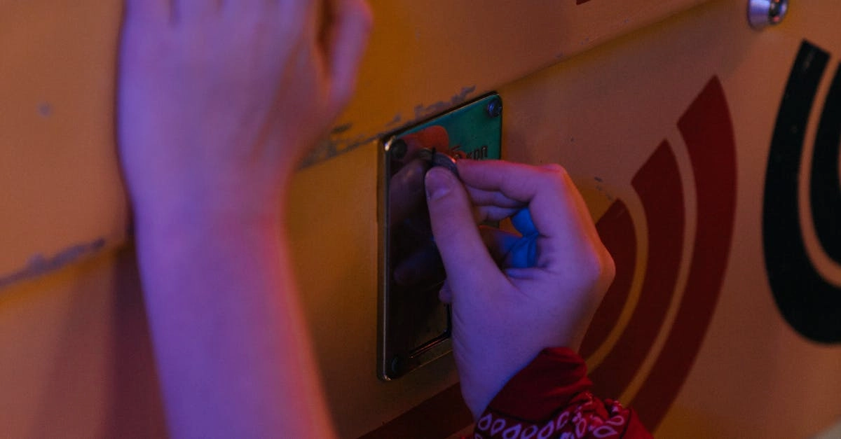 Антикварный игровой автомат эпохи механических устройств