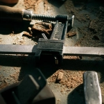 Коллекция винтажных игровых автоматов разных эпох