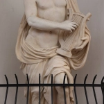 Античные врата Олимпа с классическими греческими элементами